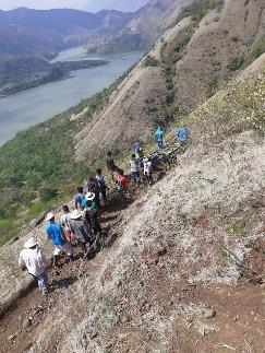 Las sierras descabezaban en el río. Escena del
transporte de una canoa a la hidroeléctrica de Ituango, desde Loma del Sauce a
Barbacoas, Peque