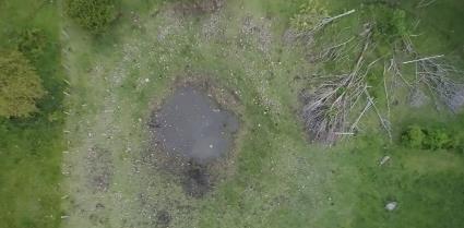 La
laguna desde un dron 

(Por el rastro de piedras en torno a la
laguna,
se deduce que su diámetro era mayor)