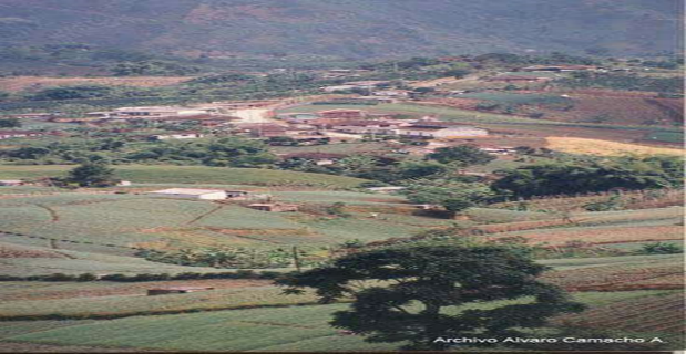 Panorámica
del centro poblado de la bella década 1980. 

Se observan
en la parte inferior los cultivos de cebolla en la vereda La Colonia 

 