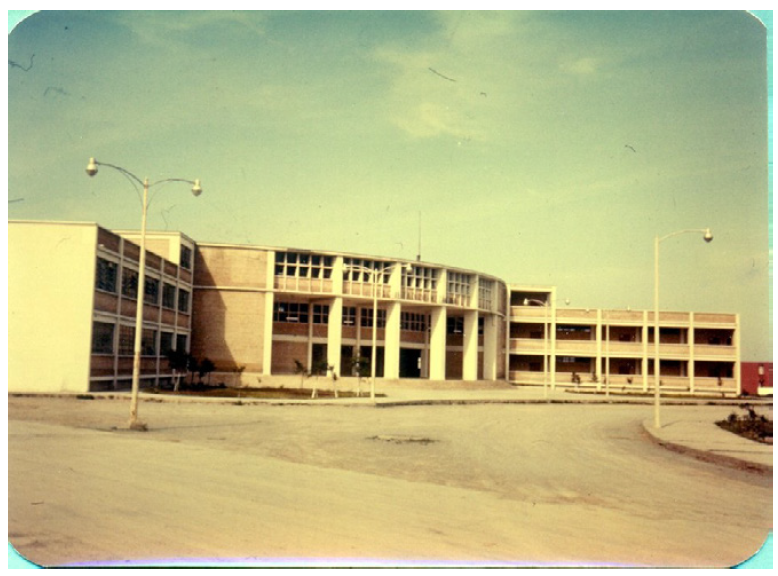 Figura 10. Frontis de la Facultad de Medicina, ca. 1970